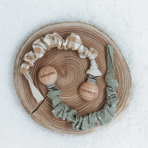 2 attaches en textile sur planche de bois - 1 : orange brulé avec picots blancs et 2 : gris avec feuilles blanches