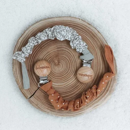 2 attaches en textile sur planche de bois - 1 : orange brulé avec picots blancs et 2 : gris avec feuilles blanches