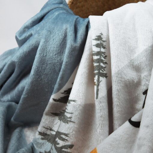 vue du près pour montrer texture et motifs de montagne de la couverture d'étape bleu