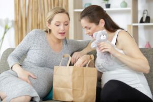 Deux mamans regardent quoi acheter avant la naissance de bébé