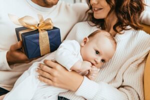 Jeunes parents recevant un cadeaux pour la naissance de leur bébé