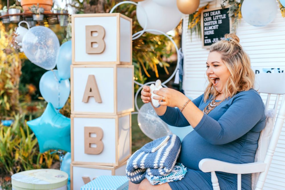 Une maman reçoit un cadeau pour sa baby shower